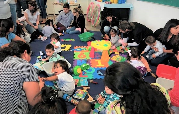 Photo of Niños y sus padres participando en el evento Bebeteca